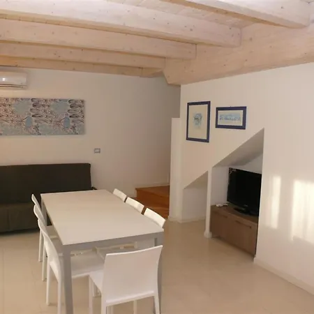 A Cozy Townhouse A Stones Throw From The Sea *